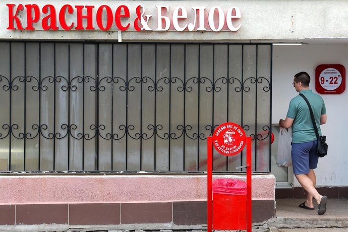 Archivo - Arquivo - Imagem de arquivo de uma loja de bebidas alcoólicas na Rússia.