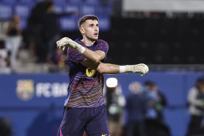 Joan Garcia, do FC Barcelona, aquece durante a partida de futebol do campeonato espanhol, La Liga EA Sports, disputada entre o FC Barcelona e o Getafe CF no estádio Johan Cruyff em 21 de setembro de 2025 em Barcelona, Espanha.