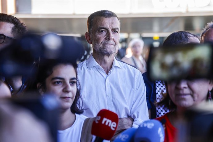 O coordenador da Izquierda Unida, Antonio Maillo, durante a apresentação da mudança do novo nome oficial da estação Córdoba-Julio Anguita para 16 de setembro de 2025 em Córdoba (Andaluzia, Espanha). Hoje o nome da estação foi alterado.