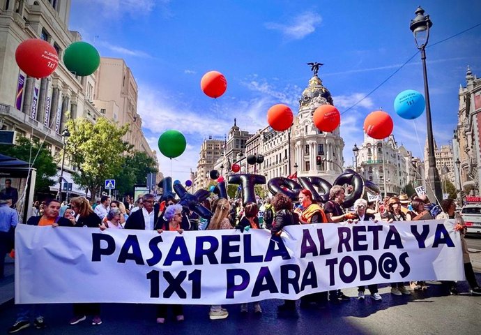 Más de 30.000 mutualistas reclaman frente al Congreso de los Diputados una "pasarela 1x1" al RETA.