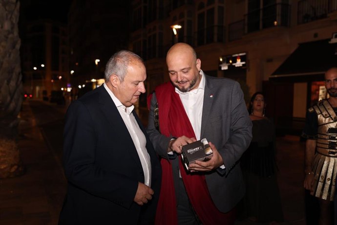 Manolo Torres aprovechó la visita de Jordi Hereu para explicarle los problemas de estacionalidad de La Manga y la deslocalización de Sabic