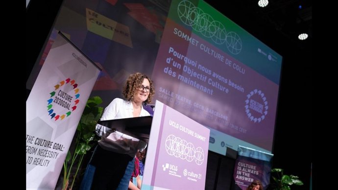 La consellera de Cultura, Sònia Hernández Almodóvar durante la sesión