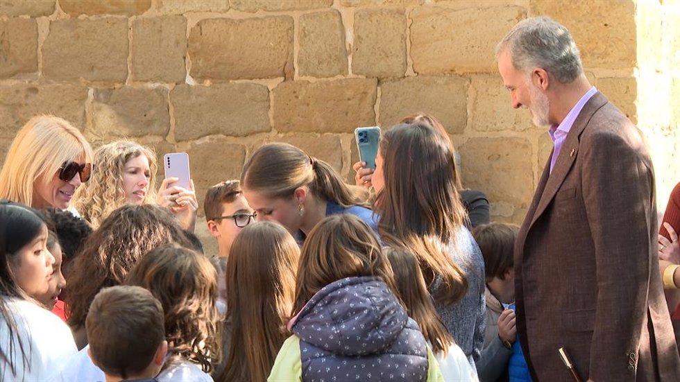 Los Reyes cierran su visita a Navarra con cálidas acogidas en Olite y Tudela