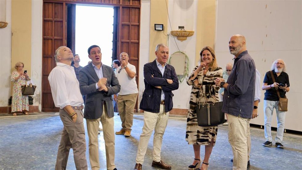 El alcalde de Sevilla, José Luis Sanz, este sábado durante su visita a San Hermenegildo en la jornada de puertas abiertas.