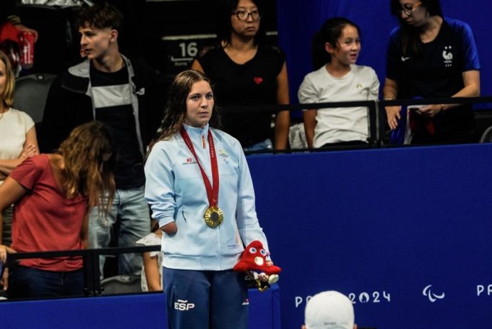 Archivo - La nadadora Anastasiya Dmytriv recibe la medalla de oro en los 100 m braza SB8. La Defense Arena. Juegos Paralímpicos París 2024.