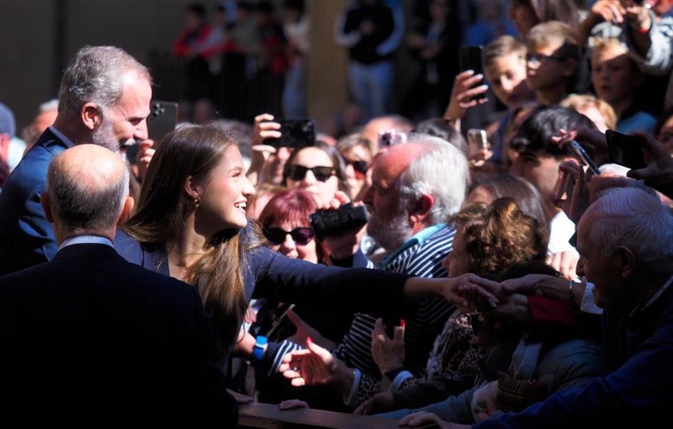 La Princesa Leonor, junto al Rey Felipe VI, este viernes durante su visita a la localidad de Viana, que da título al Principado de Viana.