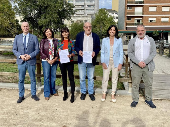 Acto de firma del acuerdo entre el PP de Sarria y los independientes de Camina Sarria en el que asiste la secretaria xeral del PPdeG, Paula Prado