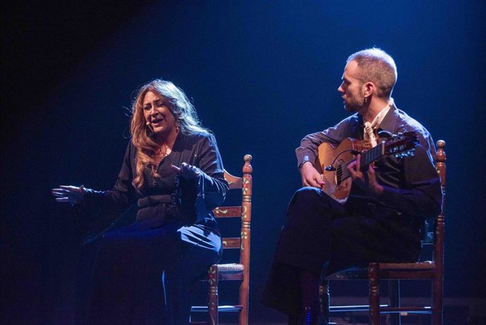 La cantaora Lela Soto, acompañada por el guitarrista Rubén Martínez, durante su actuación en el Apolo.