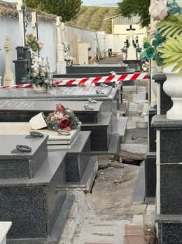 Aspecto que presenta el cementerio de la barriada periférica de Santa Cruz.