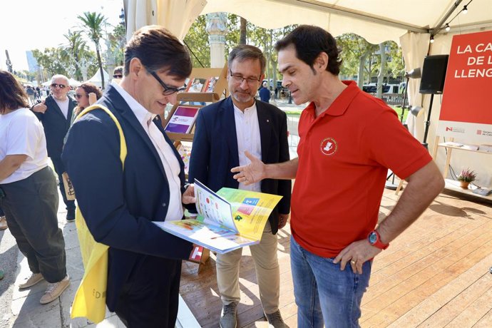 Illa, Hernández i Vila visiten la 43a edició de la Setmana del Llibre en Català