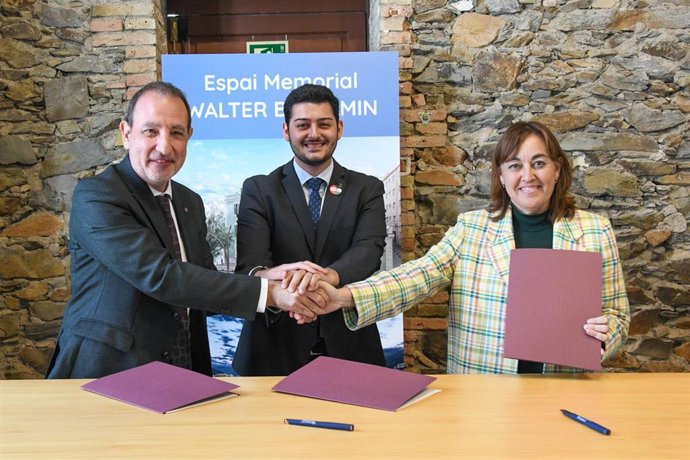 El conseller de Justicia y Calidad Democrática, Ramon Espadaler; la consellera de Territorio, Vivienda y Transición Ecológica, Sílvia Paneque y el alcalde de Portbou, Gael Rodríguez, en la firma del protocolo