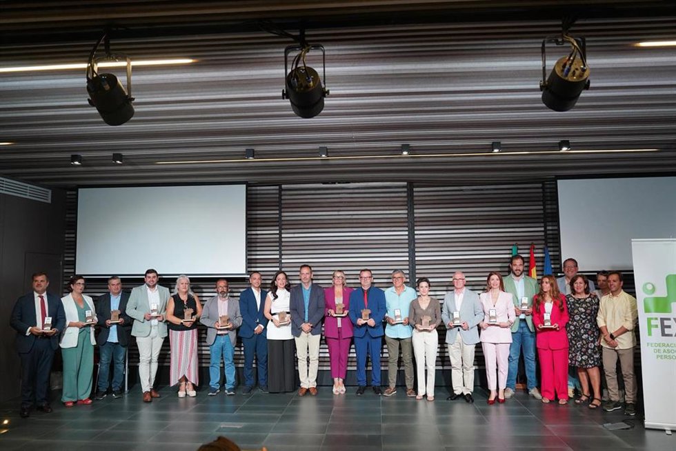En el acto celebrado en Cáceres han estado presentes la consejera de Salud y Servicios Sociales, Sara G Espada, la presidenta de la Asamblea de Extremadura, Blanca Martín, y el presidente de la diputación cacereña, Miguel Ángel Morales, entre otros