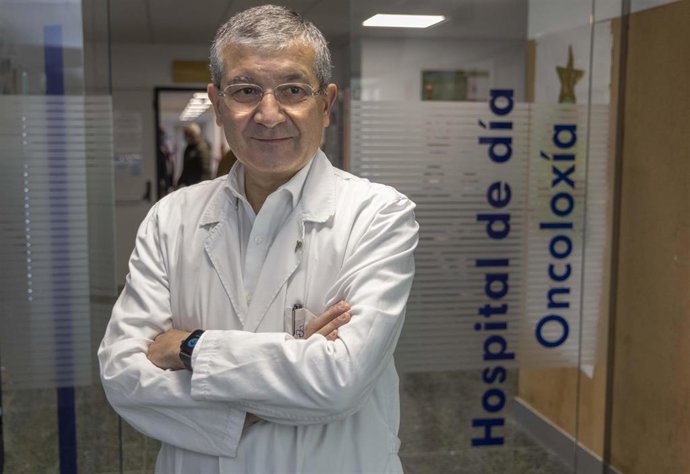El doctor Rafael López López, jefe de Oncología del CHUS, reconocido con el Premio Ourensanía 2025