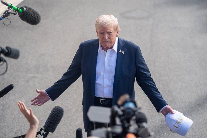 WASHINGTON, 27 de setembro de 2025 -- O presidente dos EUA, Donald Trump, fala com a imprensa ao sair da Casa Branca em Washington, D.C., Estados Unidos, em 26 de setembro de 2025. PARA IR COM "Roundup: Trump pode demitir mais funcionários federais se o g
