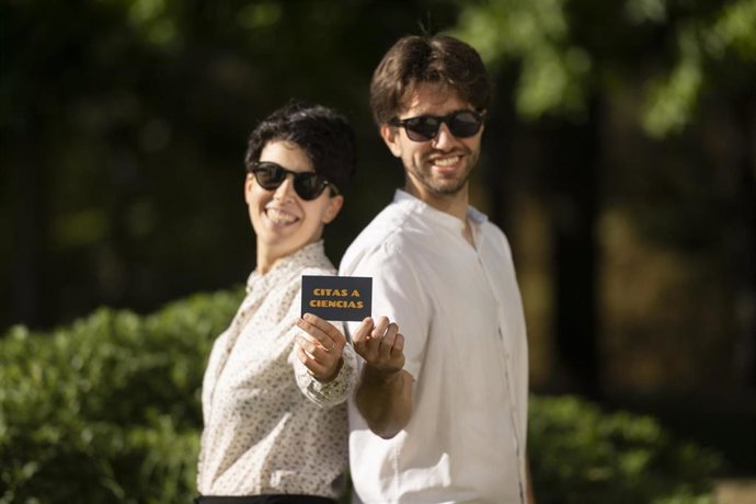 Sonia Elizondo y Josu Irisarri, organizadores de “Citas a Ciencias”, en el campus de Arrosadia de la UPNA.