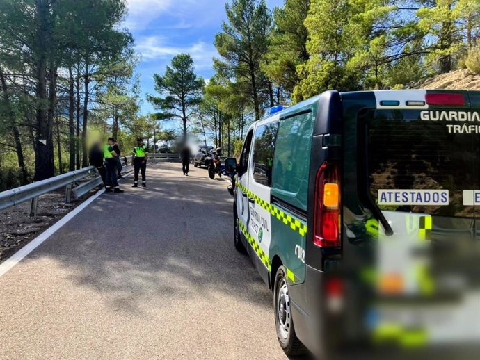 Vehículo de la Guardia Civil en el lugar del accidente ocurrido este sábado en Arcos de las Salinas (Teruel)