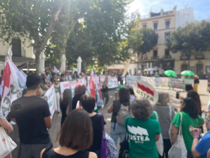 Ustea moviliza en Sevilla a la comunidad educativa en defensa de la educación pública y reclamar mejoras.