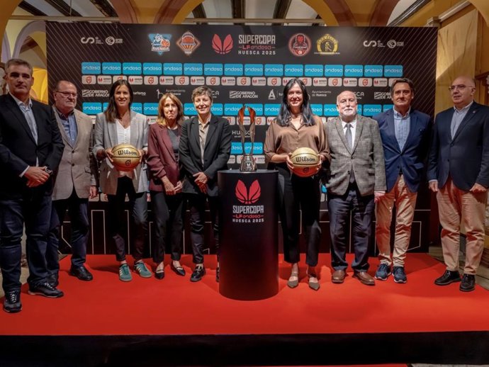 Acto de prensentación de la Supercopa LF Endesa en Huesca con presencia, entre otras personas, de la directora general de Deporte del Gobierno de Aragón, Cristina García, la alcaldesa de Huesca, Lorena Orduna, la presidenta de la FEB, Elisa Aguilar.