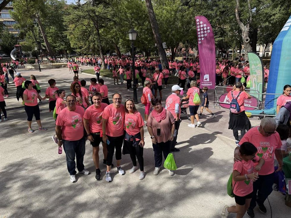 Más de 2.000 personas han participado este sábado en la XI Marcha Solidaria contra el Cáncer.