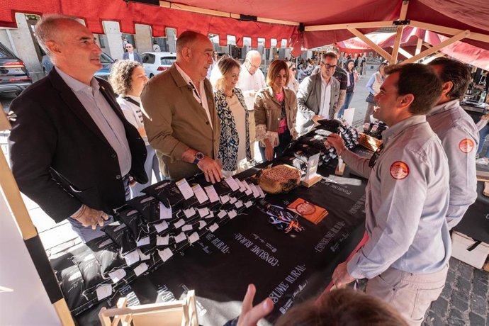 El presidente de la Diputación, Miguel Ángel de Vicente, y otros representantes en la V Feria de Alimentos de Segovia, en la capital.