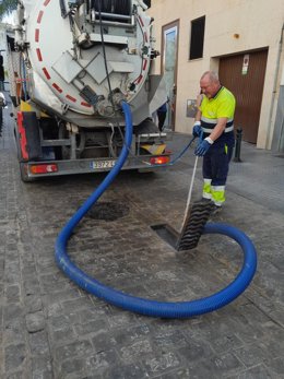 Aguas de Cádiz realiza una limpieza extraordinaria de imbornales de cara a la temporada de otoño.