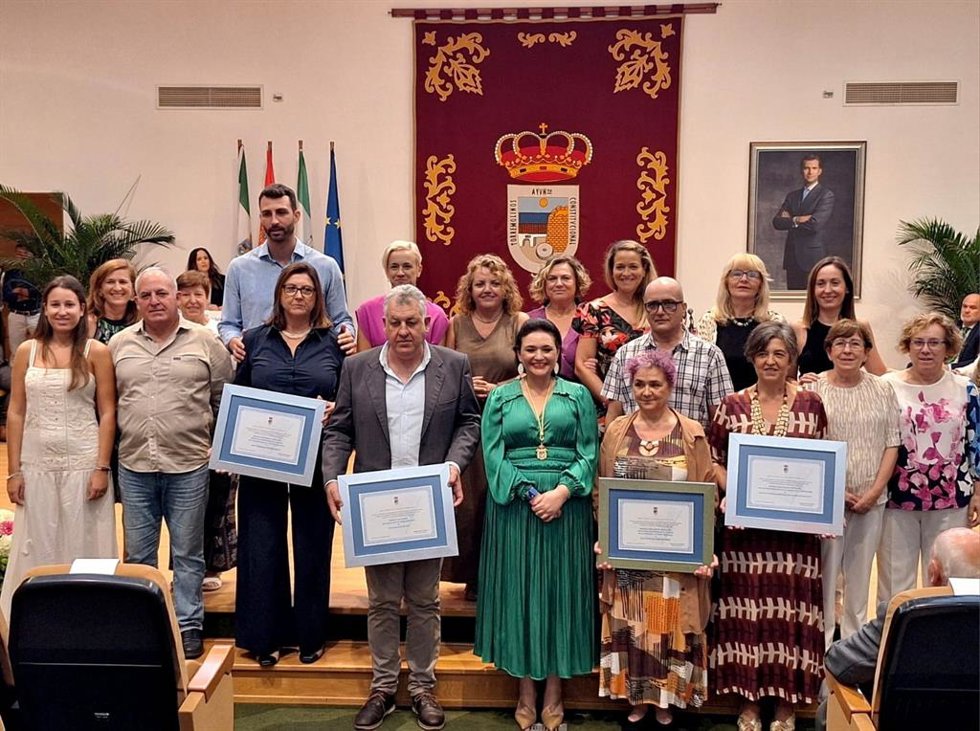 Torremolinos distingue a Frutos, Aurelio Moreno, CEI Madre Maravillas y Valeriano Guerra en el día de su autonomía.
