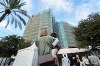 El edificio incendiado de Campanar inicia las obras de rehabilitación para volver a habitarlo "con ilusión y paz"