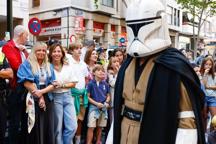 La alcaldesa de Zaragoza, Natalia Chueca, en el desfile del Training Day 2025 por las calles de Zaragoza.