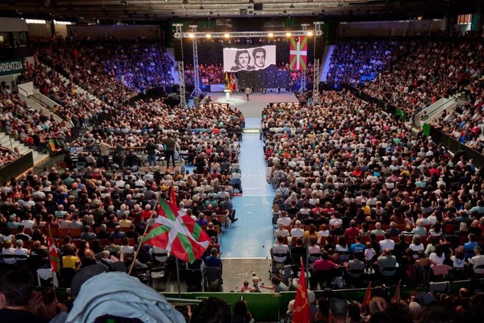 Acto de Sortu, en el pabellón Anaitasuna, en conmemoración del 50 aniversario del fusilamiento de los miembros de ETA 'Txiki' y Otaegui por la dictadura franquista.