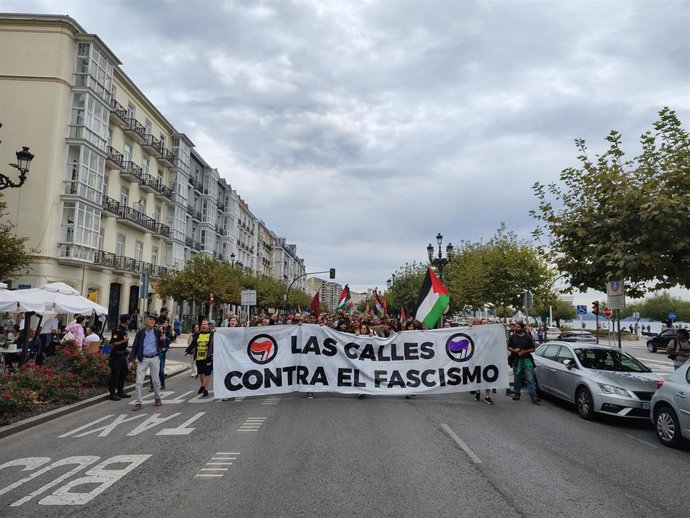 Centenares de personas participan en la manifestación de Rock Contra el Fascismo