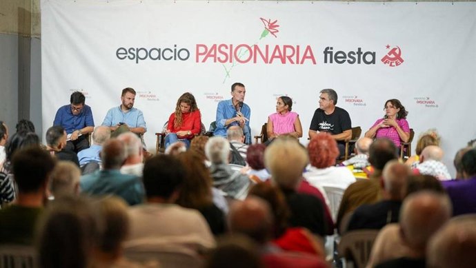Imagen del coordinador de IU, Antonio Maíllo, su homóloga en Sumar, Lara Hernández, y los diputados Alberto Ibáñez (Compromís), Gerardo Pisarello (Comunes), Mikel Otero (Bildu) y Tesh Sidi (Más Madrid) durante un debate en las fiestas del PCE.