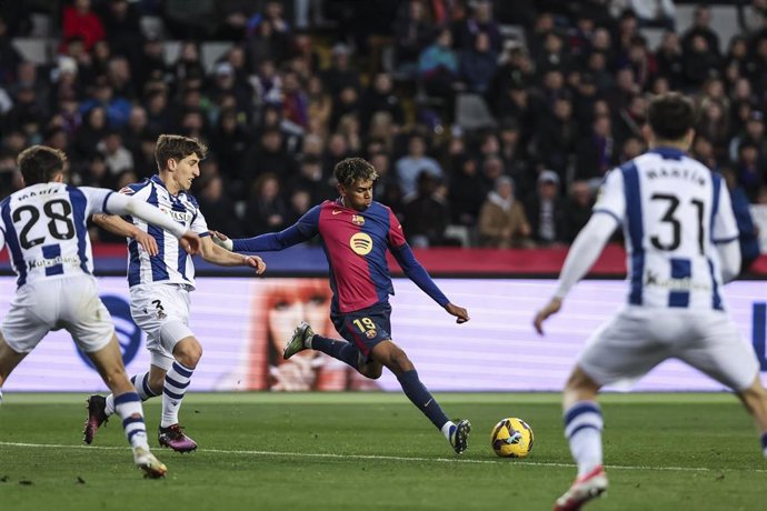 Archivo - Lamine Yamal (FC Barcelona) en una acción del partido de LaLiga EA Sports 2024/25 contra la Real Sociedad en el Estadi Olímpic Lluís Companys