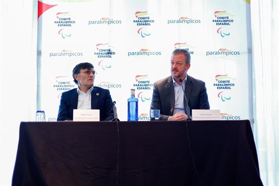 Archivo - Andrew Parsons junto a Alberto Durán tras un encuentro en Madrid