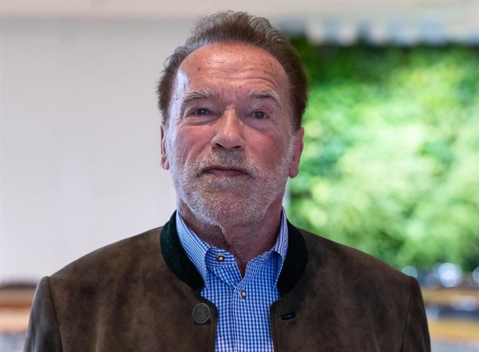 Archivo - FILED - 27 September 2022, Bavaria, Munich: US actor and former governor of California Arnold Schwarzenegger poses after receiving the Bavarian Film Award. Photo: Sven Hoppe/dpa