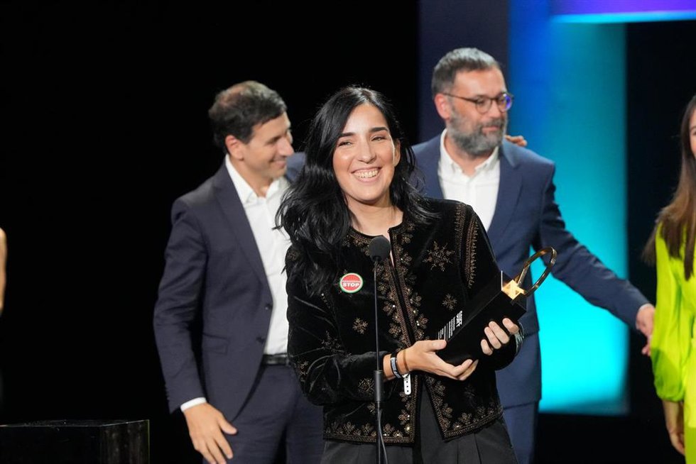 La directora Alauda Ruiz de Azúa recibe la Concha de Oro por la película 'Los Domingos', durante la gala de clausura del Festival de San Sebastián, en el Teatro Victoria Eugenia, a 27 de septiembre de 2025, en San Sebastián, Guipúzcoa, País Vasco (Españ