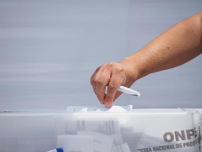 Archivo - Arquivo - 11 de abril de 2021, Lima, Lima, Peru: Homem depositando seu voto em um centro de votação onde os cidadãos peruanos votam nas eleições gerais de 2021, realizadas em meio a um grande aumento nas infecções por Covid-19.