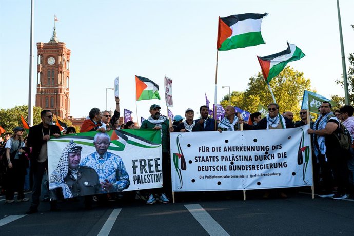 27 de setembro de 2025, Berlim, Berlim, Alemanha: Palestinos carregam faixas e bandeiras durante um protesto pró-palestino em Berlim, Alemanha, no sábado, 27 de setembro de 2025. Sob o slogan Together for Gaza (Juntos por Gaza), cerca de 50.000 pessoas (f