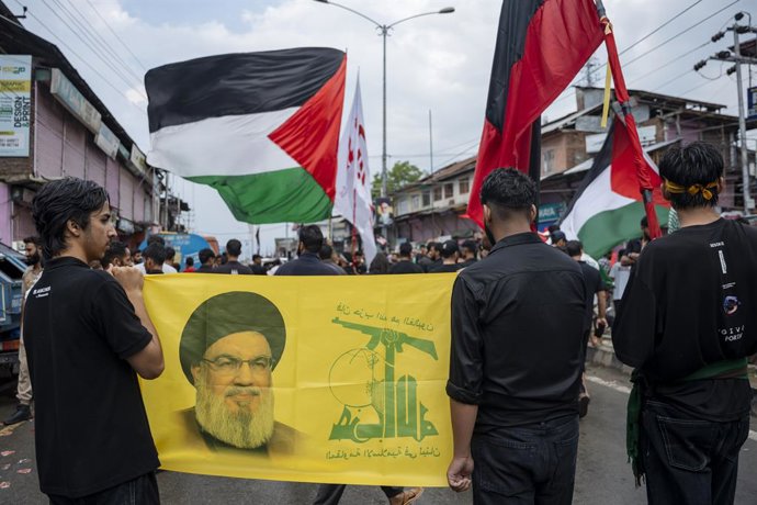 Archivo - Arquivo - 7 de julho de 2025, Budgam, Jammu e Caxemira, Índia: Muçulmanos xiitas da Caxemira seguram um estandarte do chefe assassinado do Hezbollah, Sayyed Hassan Nasrallah, e uma bandeira do Hezbollah, enquanto um manifestante agita uma bandei