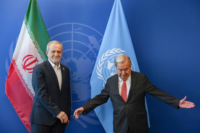 25 de setembro de 2025, Nova York, Nova York, EUA: O secretário-geral da ONU, ANTONIO GUTERRES, reúne-se com o presidente do Irã, MASOUD PEZESHKIAN, durante a UNGA80, que marca o 80º aniversário das Nações Unidas.