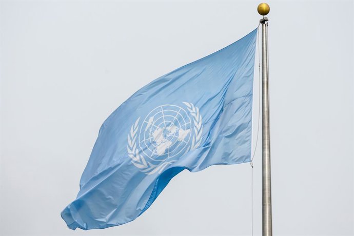 EUA, NOVA YORK Cidade de Nova York - 24 de setembro de 2025: A bandeira das Nações Unidas é hasteada durante a 80ª sessão da Assembleia Geral da ONU