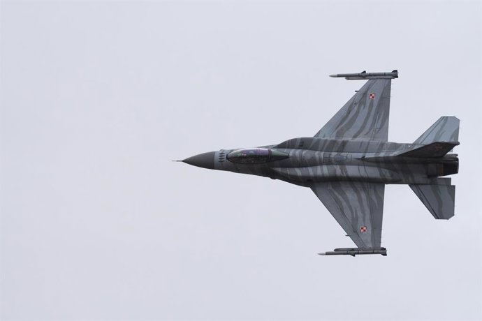 Archivo - Arquivo - 20 de julho de 2025: Terceiro dia do show aéreo, que este ano comemora 40 anos de operação na RAF Fairford.  F-16C Fighting Falcon 'Tigers Demo Team' da Força Aérea Polonesa em exibição de voo. O major Maciej 'Slab' Krakowian foi morto