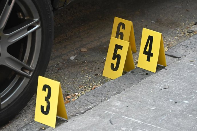 Archivo - 26 de agosto de 2025, Bronx, Nova York, Veado: (novo) membros da unidade de cena do crime do nypd trabalham na cena, marcam e coletam evidências onde um homem de 32 anos foi fatalmente baleado nas costas em plena luz do dia na área da east 176 s