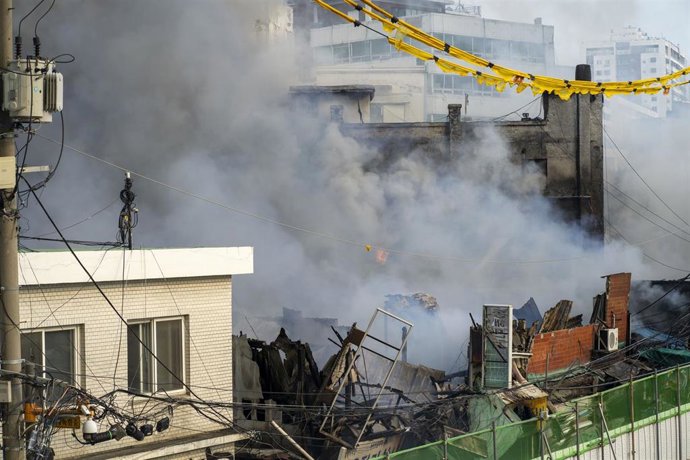 Archivo - Incendio en un edificio de Seúl (archivo).
