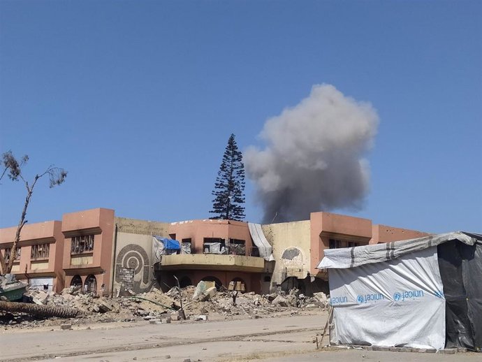 Columna de humo que sale de un edificio del centro de la Franja de Gaza