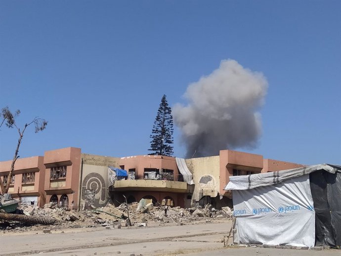 27 de setembro de 2025, Gaza, Palestina: A fumaça sobe no centro de Gaza durante o bombardeio de prédios residenciais na área de Shati. (Foto: Hashem Zimmo/Thenews2/Zumapress)