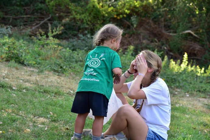 Una voluntaria juega con una menor.