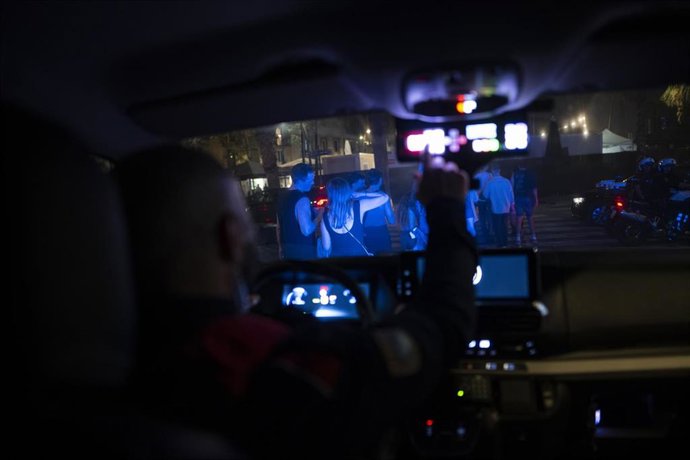 Los mossos d'esquadra realizan un patrullaje durante las fiestas de la Mercè, a 27 de septiembre de 2025, en Barcelona, Catalunya (España). Esta festividad rinde homenaje a la Mercè, patrona de la ciudad de Barcelona, y se lleva celebrando desde 1868, cua