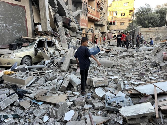 Palestinos inspeccionan los años causados por la aviación israelí