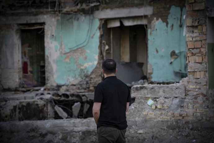 El presidente Volodimir Zelenski en un área de Kiev atacada por Rusia.