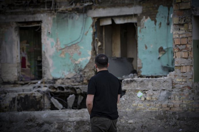 29 de agosto de 2025, Kiev, Ucrânia: O presidente ucraniano, Volodymyr Zelenskyy, observa a destruição de um prédio de apartamentos onde mísseis russos mataram 22 moradores, em 29 de agosto de 2025, em Kiev, Ucrânia. Pelo menos 31 mísseis e 600 drones ati